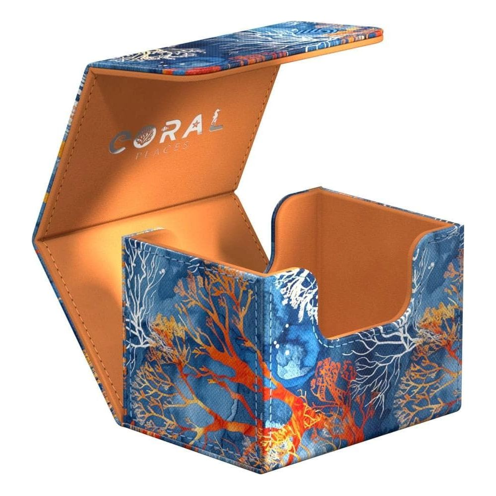 Una scatola mazzo blu aperta con motivo corallo e interno arancione. Logo Coral Places.