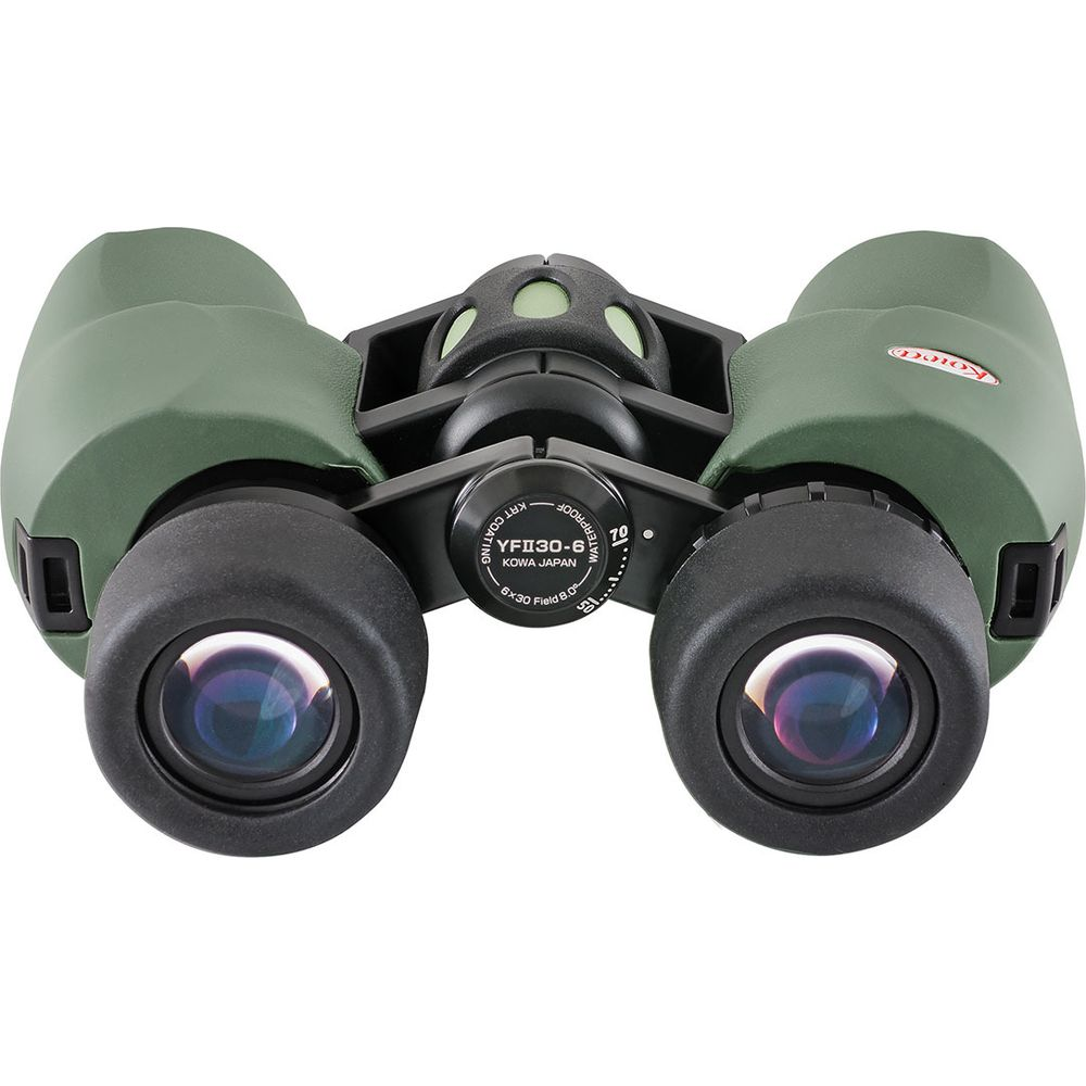 Binocolo Kowa verde con rivestimenti in gomma nera e rotella di messa a fuoco.