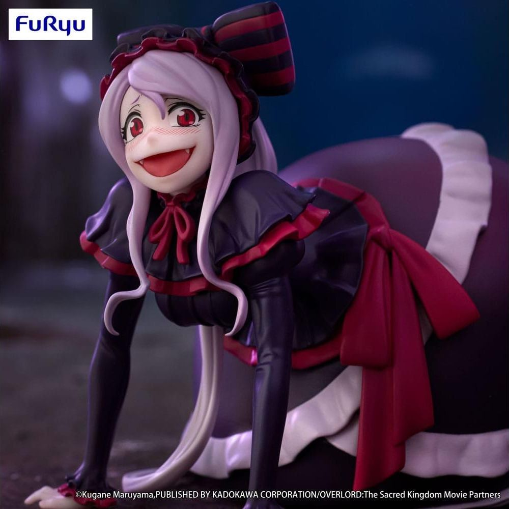 Anime-Figur einer Figur mit lila Haaren, die auf allen Vieren kauert.