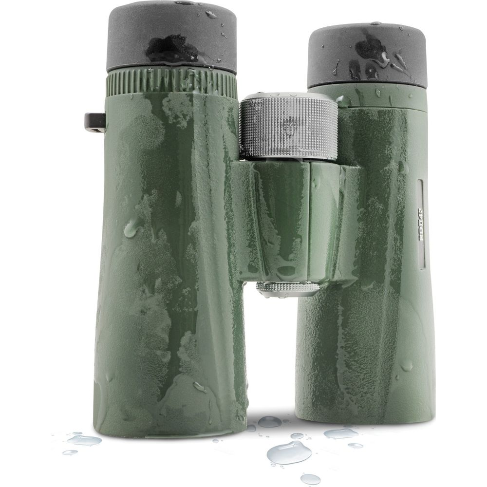 Grüne Ferngläser mit Wassertropfen und silbernem Fokusrad.