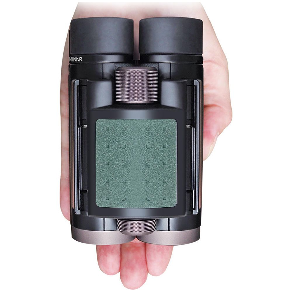 Una mano tiene un binocolo nero con accenti verdi.