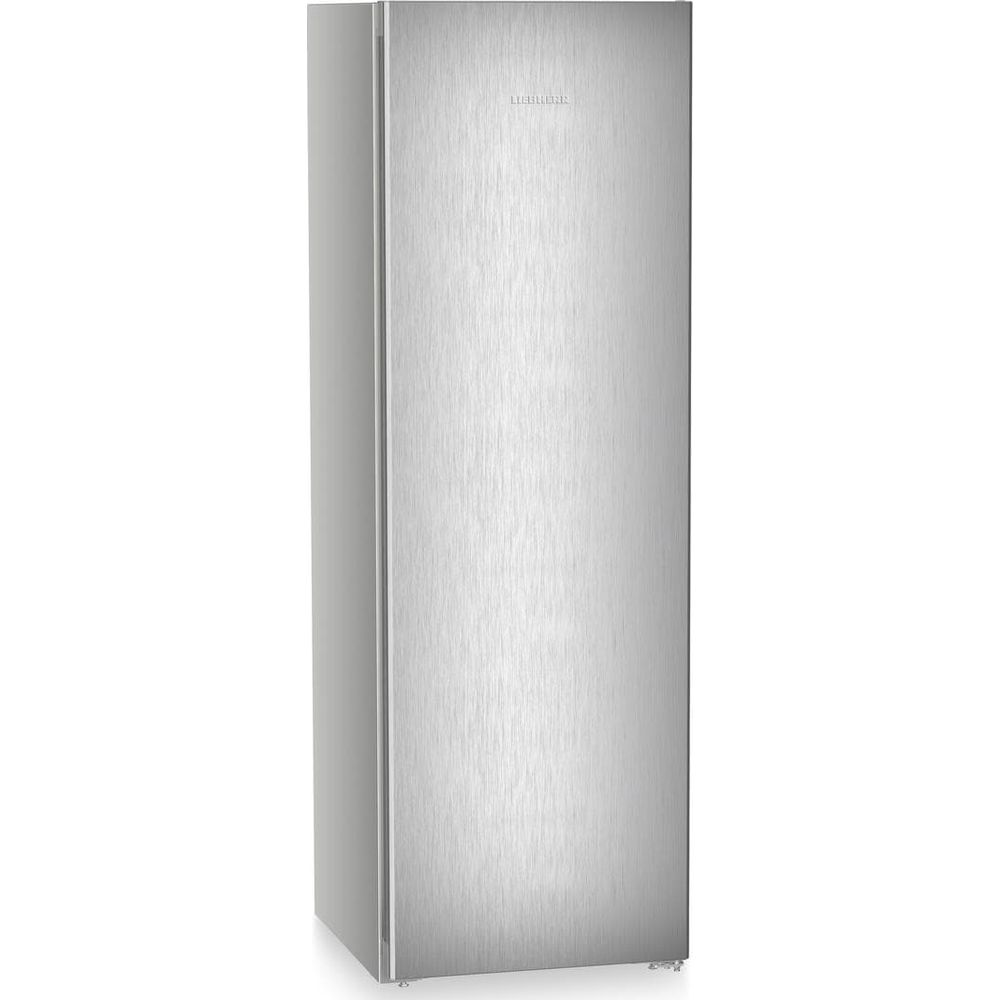 Un refrigerador alto y plateado con acabado de metal cepillado.
