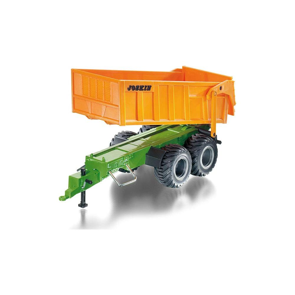 Ein orangefarbener Kippanhänger mit grüner Fahrgestell auf weißen Hintergrund.