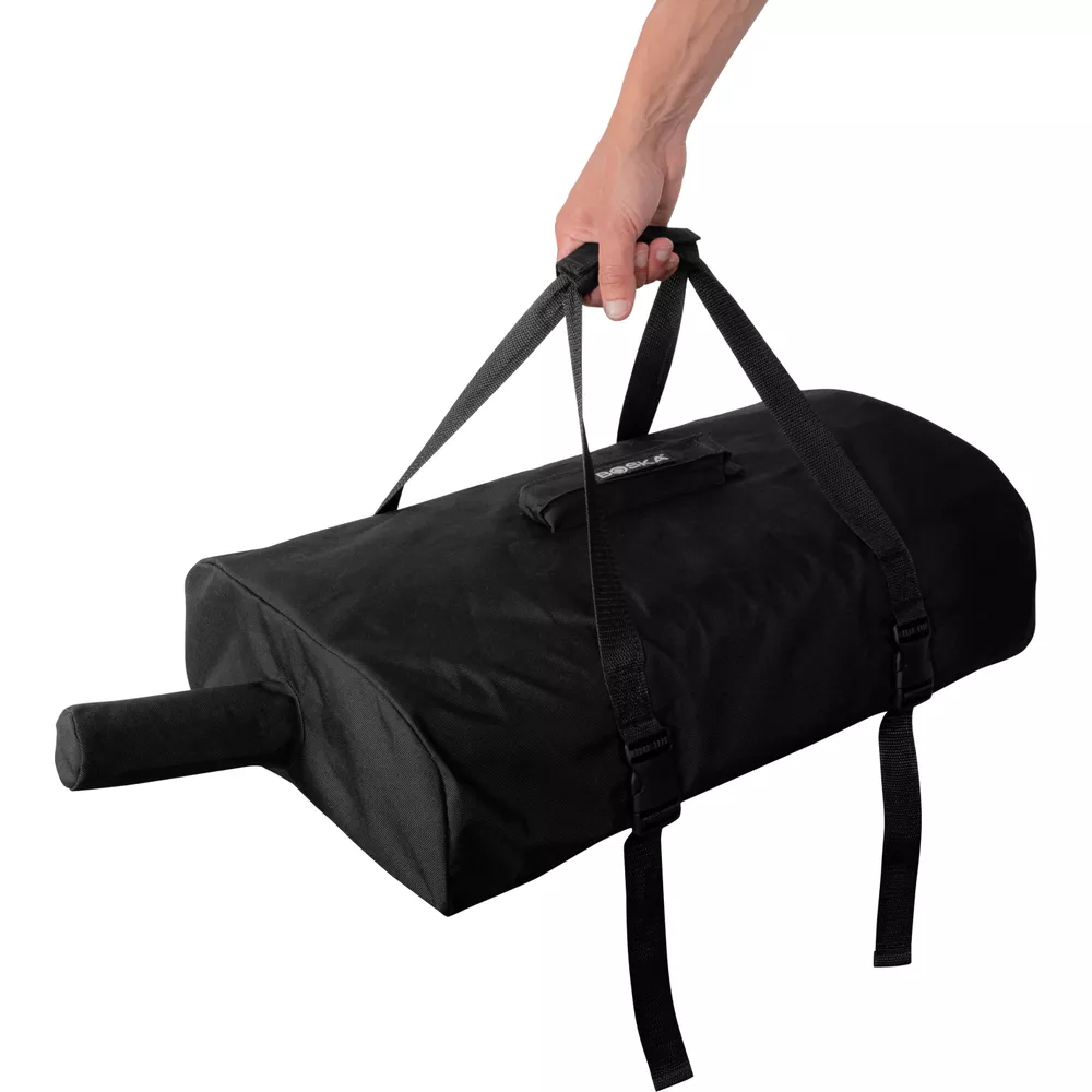 Een hand tilt een zwarte draagtas met handvatten en riemen op.