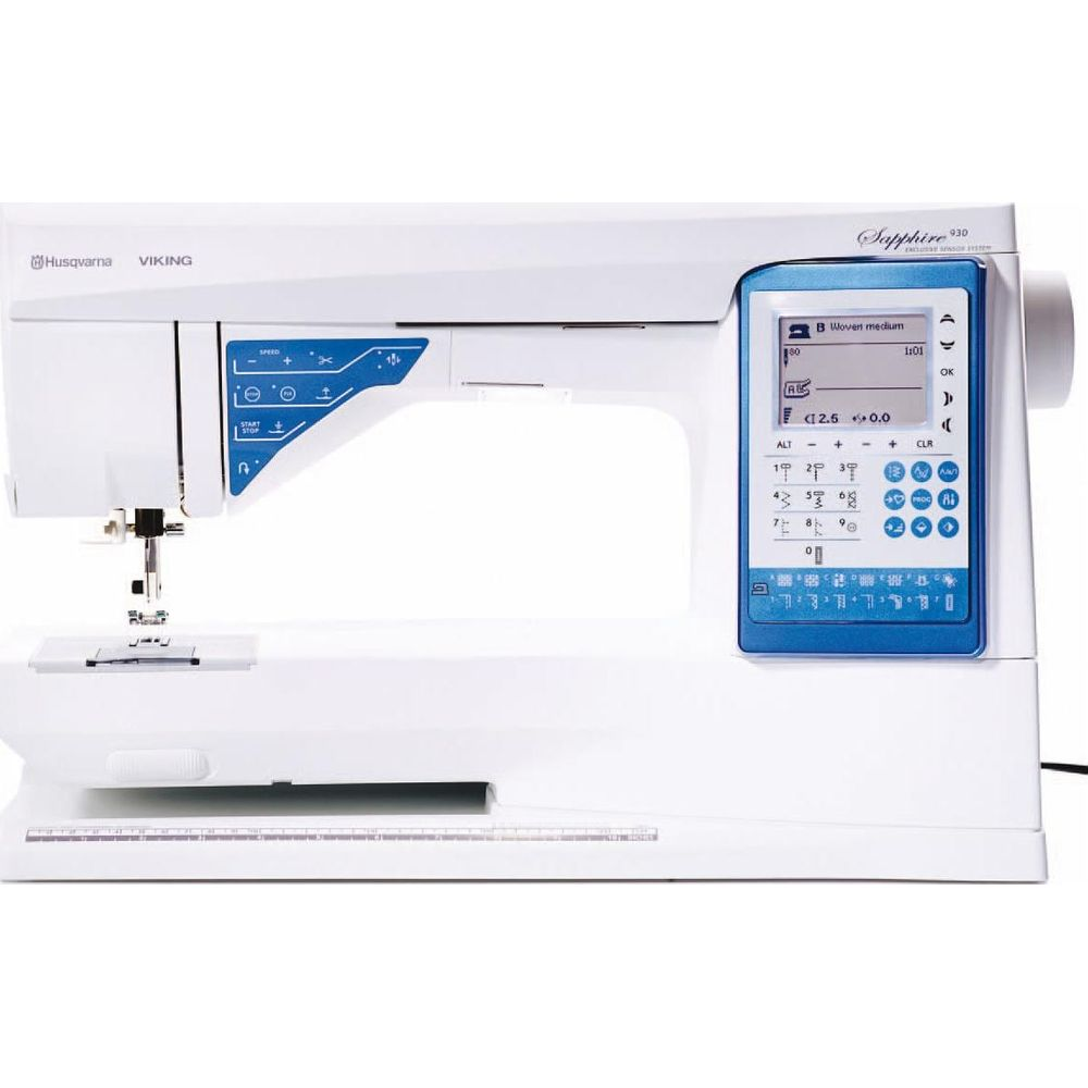 Eine weiße Husqvarna Viking Sapphire 930 Nähmaschine mit blauem Bedienfeld und LCD-Bildschirm.