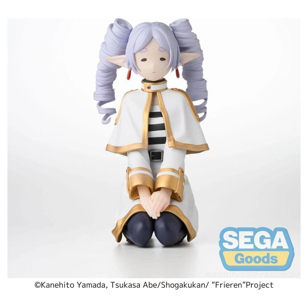 Eine Frieren-Anime-Figur mit lila Haaren, weißem Umhang und Goldbesatz, die kniet.