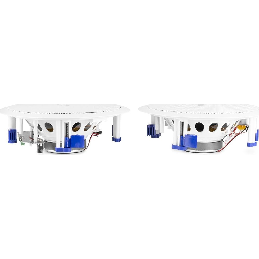 Dos altavoces blancos empotrables con soportes azules.