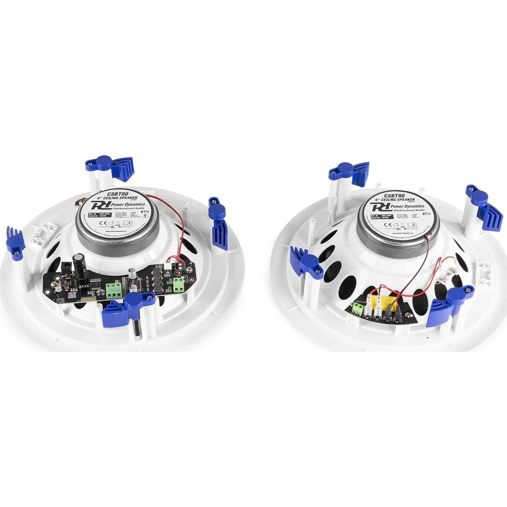 Dos altavoces de techo blancos con abrazaderas azules y cableado visible.
