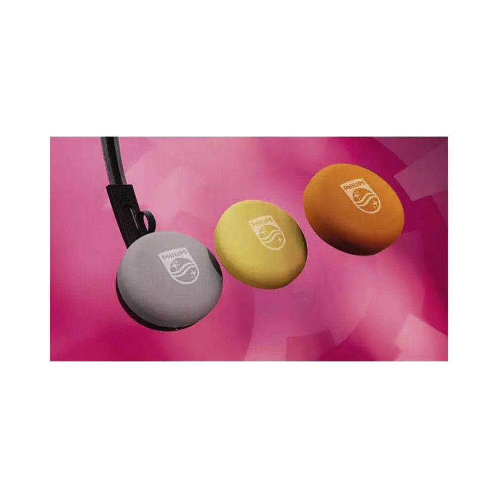 Trois écouteurs Philips gris, jaune et orange sur fond rose.