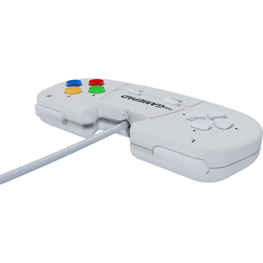 Un gamepad bianco con pulsanti colorati e cavo grigio, isolato su bianco.