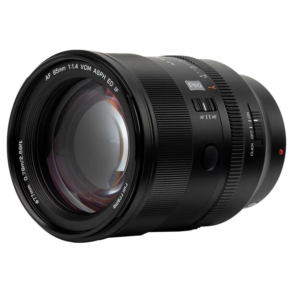 Zwarte cameralens met tekst "AF 85mm 1:1.4 VCM ASPH ED IF". Scherptstellingsring heeft schakelaars.