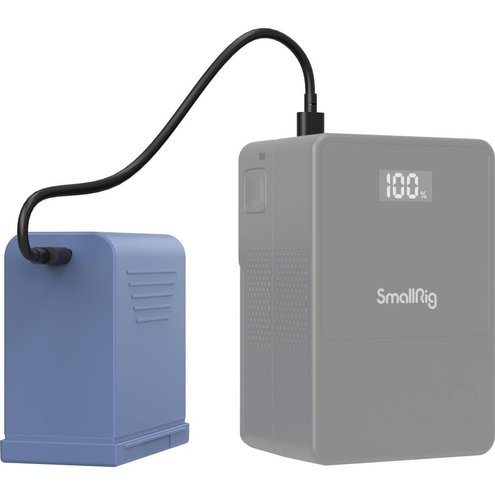 Un dispositivo blu è collegato a un pacco batteria grigio SmallRig tramite un cavo nero.