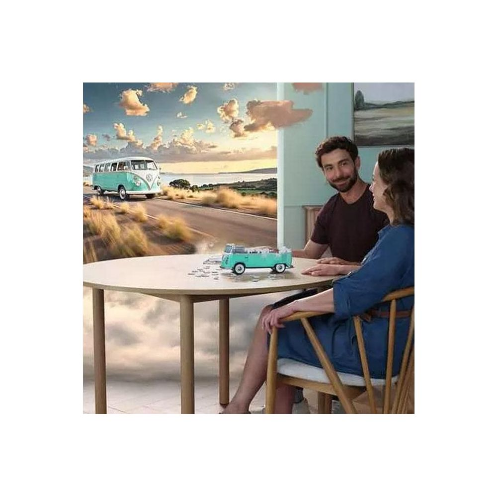 Ein Paar sitzt an einem Tisch mit einem blauen Spielzeugauto und Puzzleteilen.