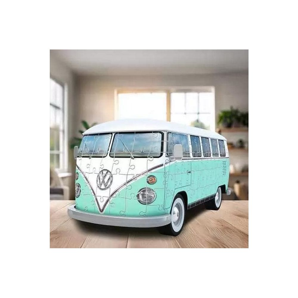 Ein türkisfarbener VW-Bus-Puzzle auf einem Holztisch.
