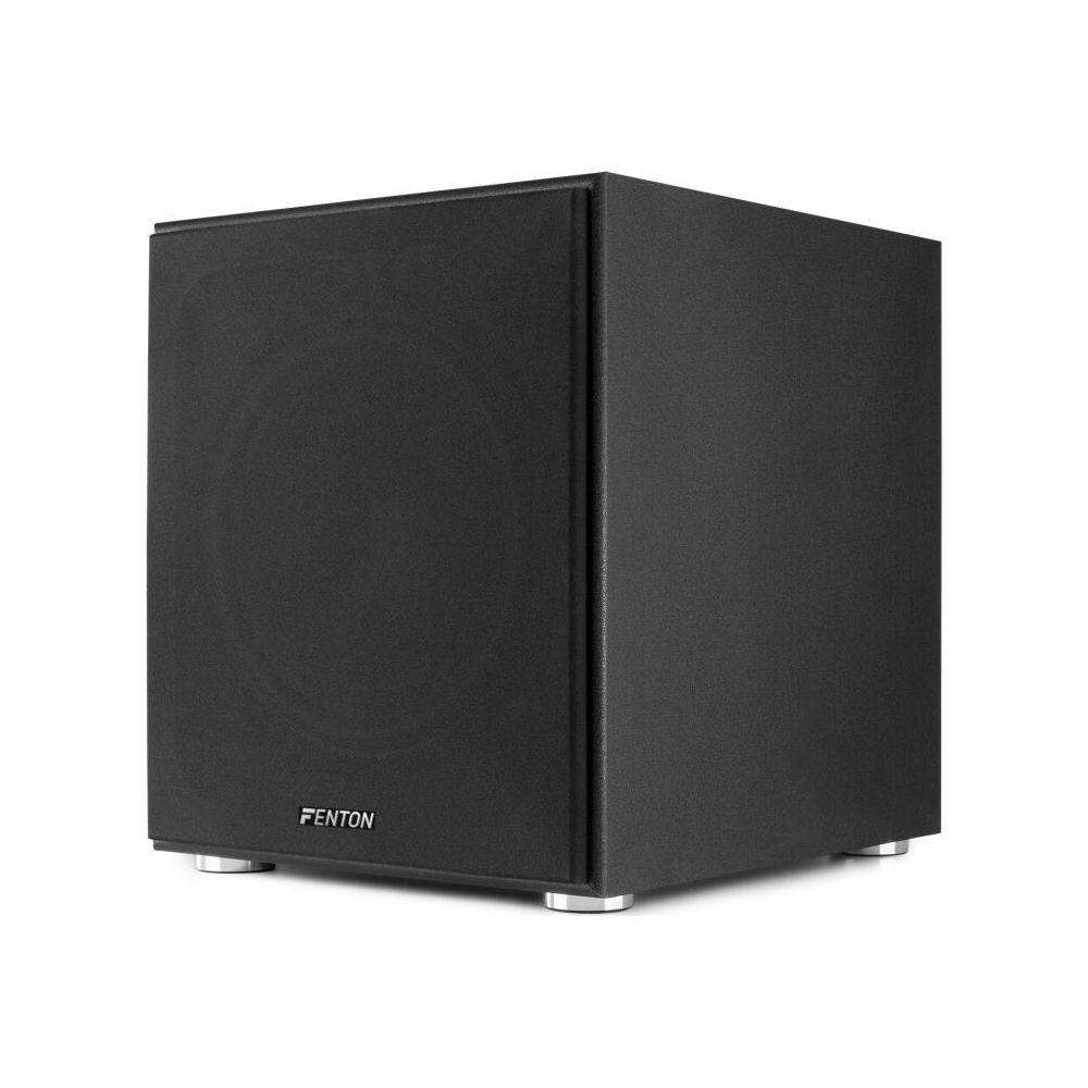 Un subwoofer Fenton negro se alza sobre cuatro pies plateados sobre fondo blanco.