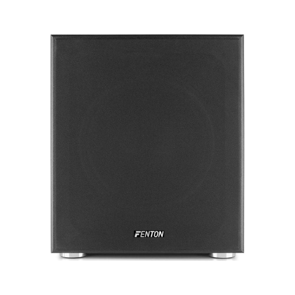 Un subwoofer Fenton negro descansa sobre cuatro patas plateadas.
