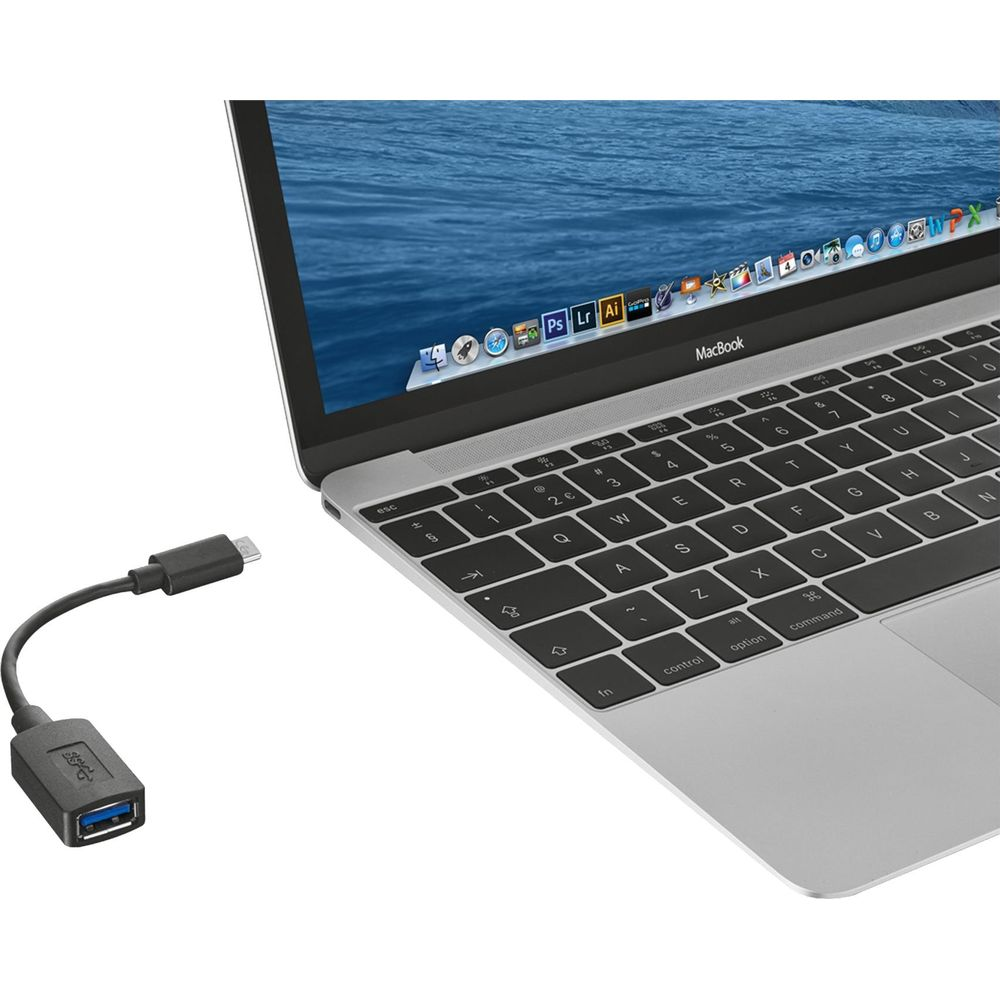 Ein USB-C-zu-USB-A-Adapter liegt neben einem geöffneten MacBook.
