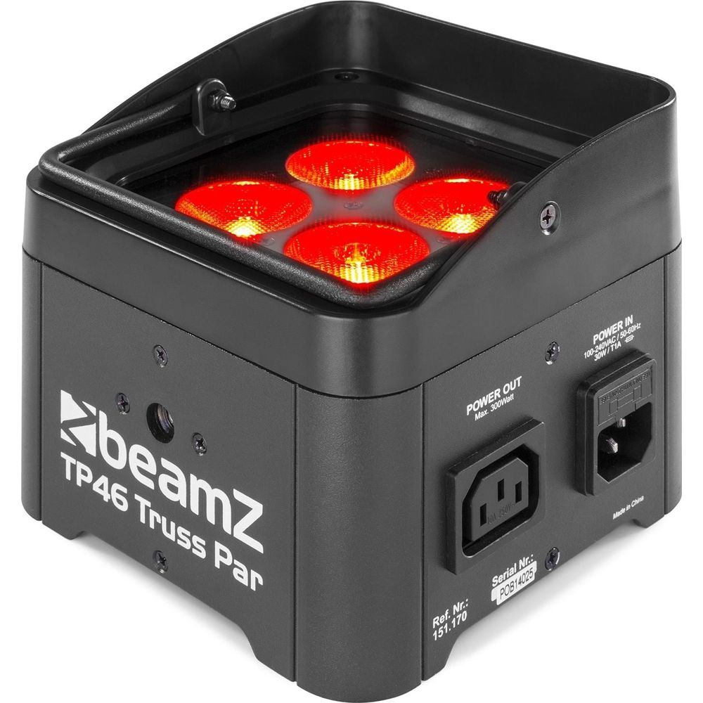 Luz BeamZ TP46 Truss Par negra con cuatro LEDs rojos encendidos, puertos y etiquetas.