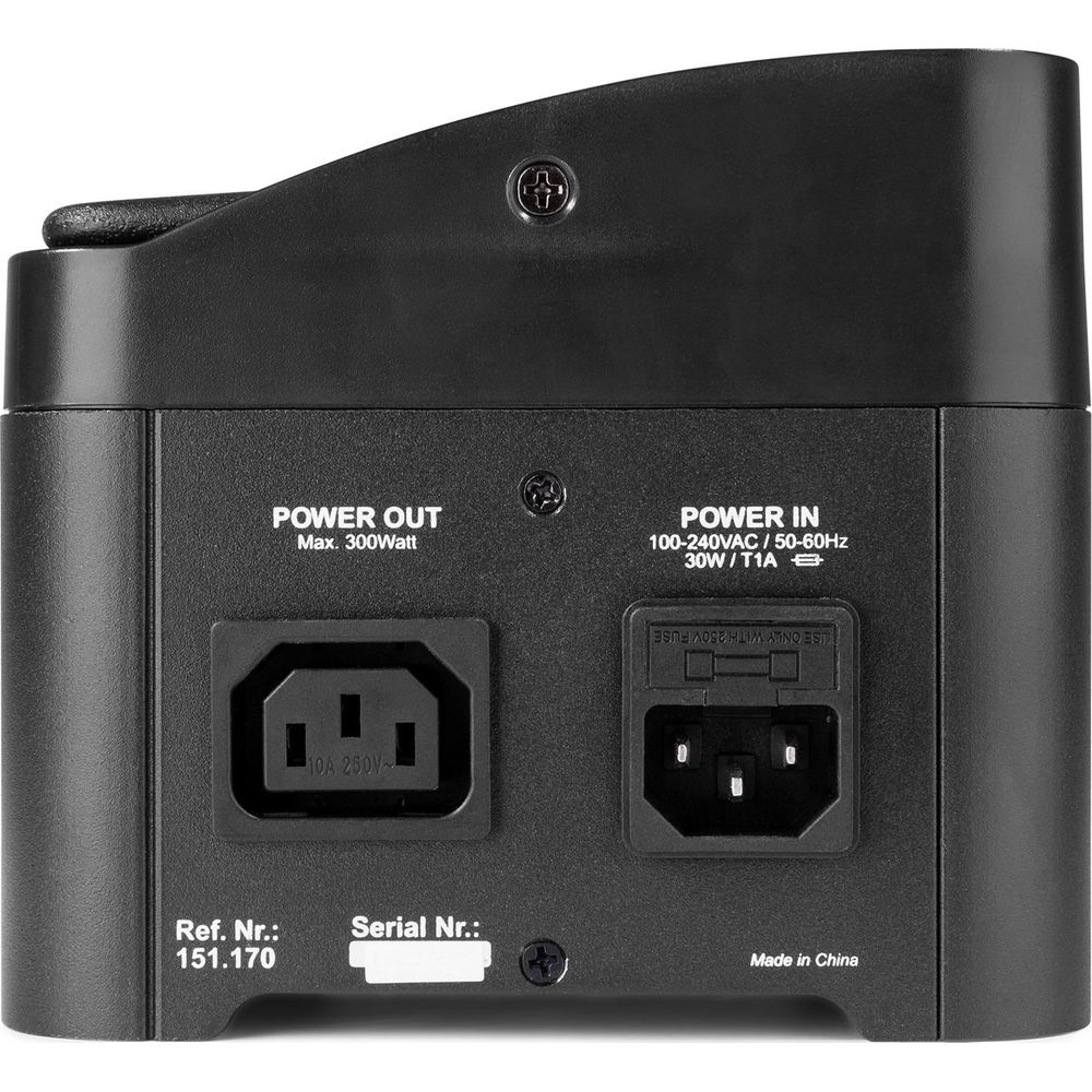 Parte trasera de un dispositivo negro con puertos de entrada y salida de energía.