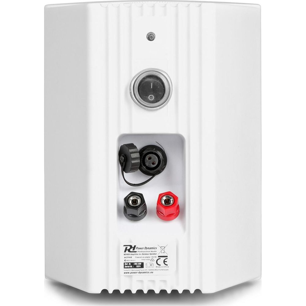 Parte trasera de altavoz blanco con interruptor, conectores y etiqueta.