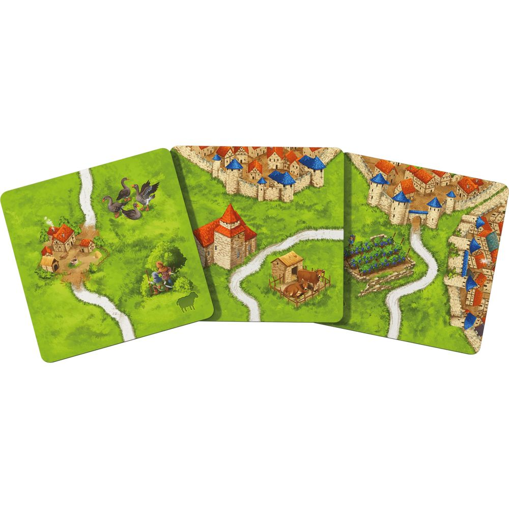 Tre tessere di gioco mostrano un paesaggio medievale con villaggi, chiesa e fattorie.