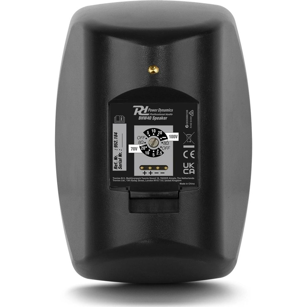 Altavoz negro con detalles técnicos y certificaciones en la parte trasera.