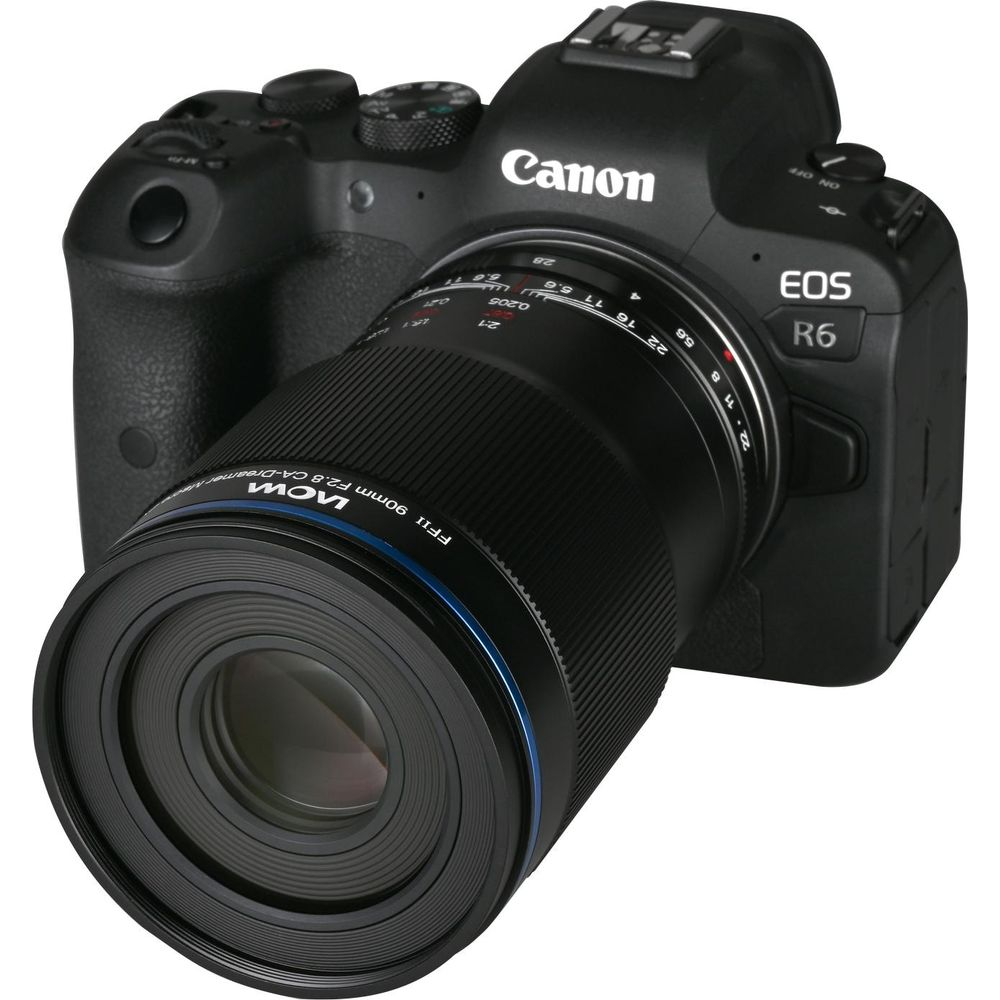 Una cámara Canon EOS R6 negra con un objetivo Laowa de 90 mm F2.8.