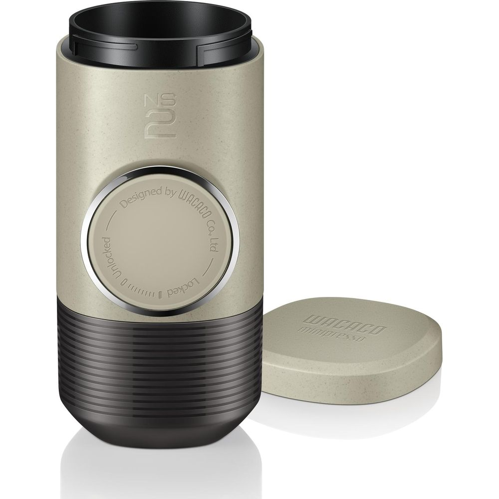 Ein beiger Wacaco Minipresso mit schwarzem Deckel und separatem Deckel.