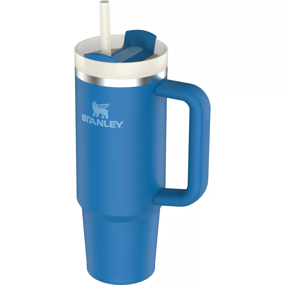 Saplı ve pipetli mavi Stanley termos.