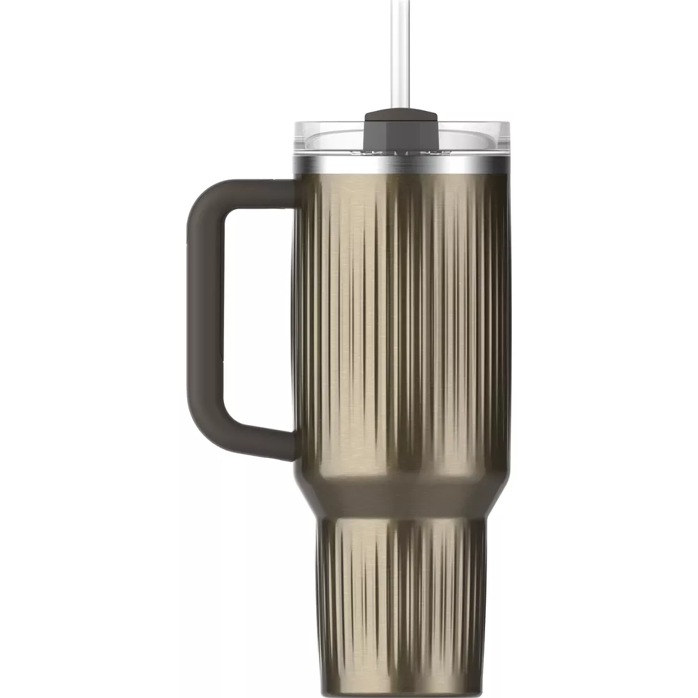 Un vaso dorado acanalado con asa y pajita.