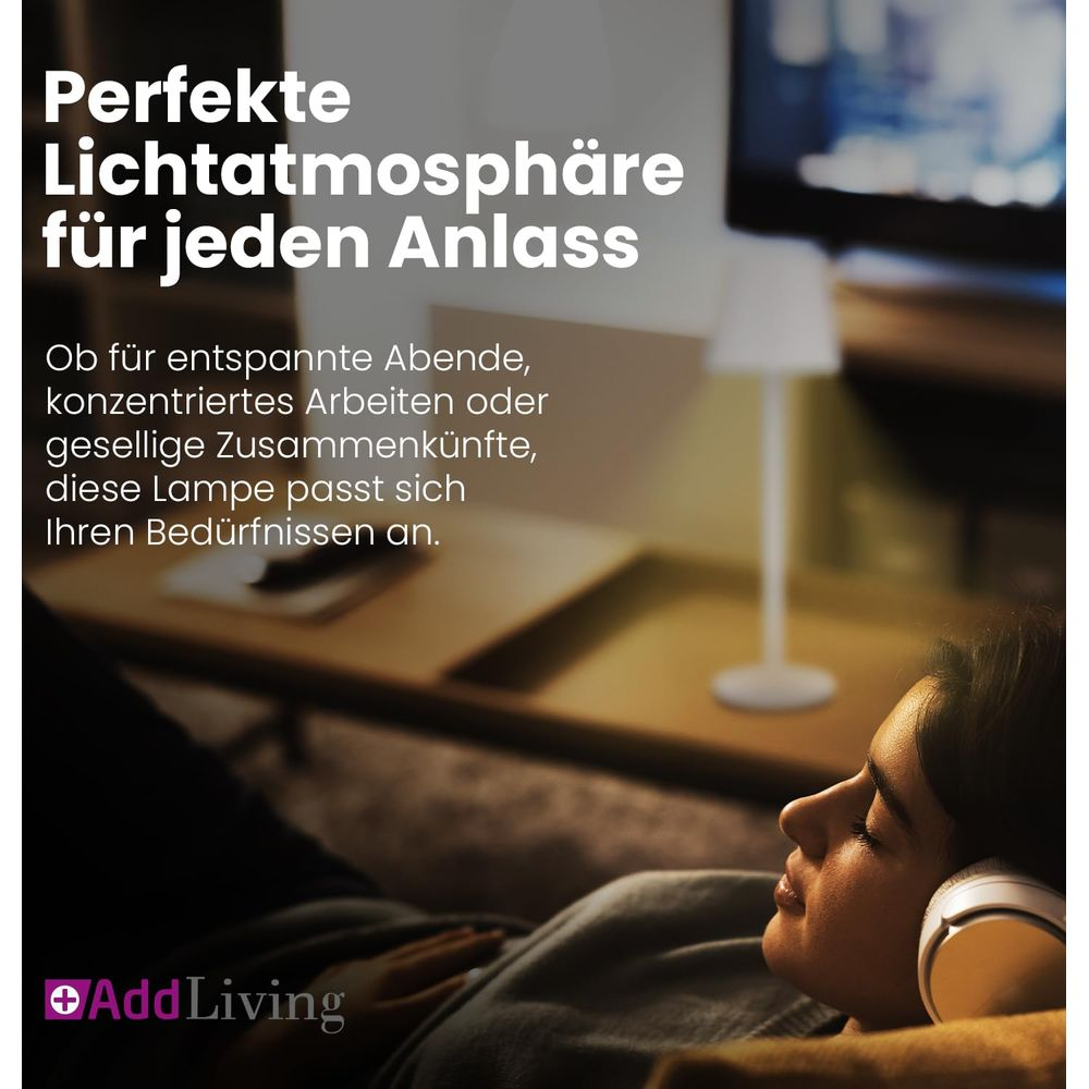 Eine junge Frau mit Kopfhörern entspannt sich auf einem Sofa, beleuchtet von einer Lampe.