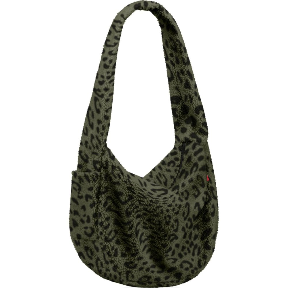 Eine flauschige, khaki-farbene Umhängetasche mit Leopardenmuster.