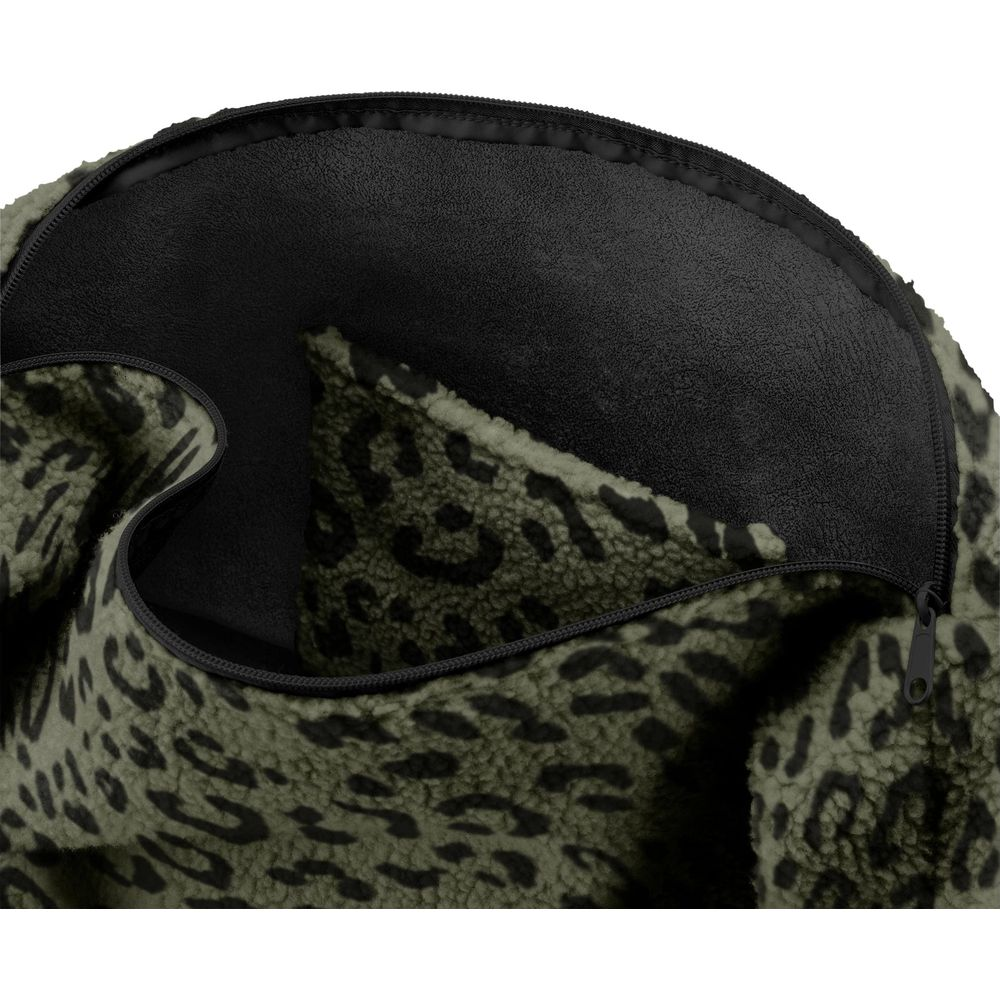 Ein aufklappbarer Beutel mit Leopardenmuster und schwarzem Innenfutter.