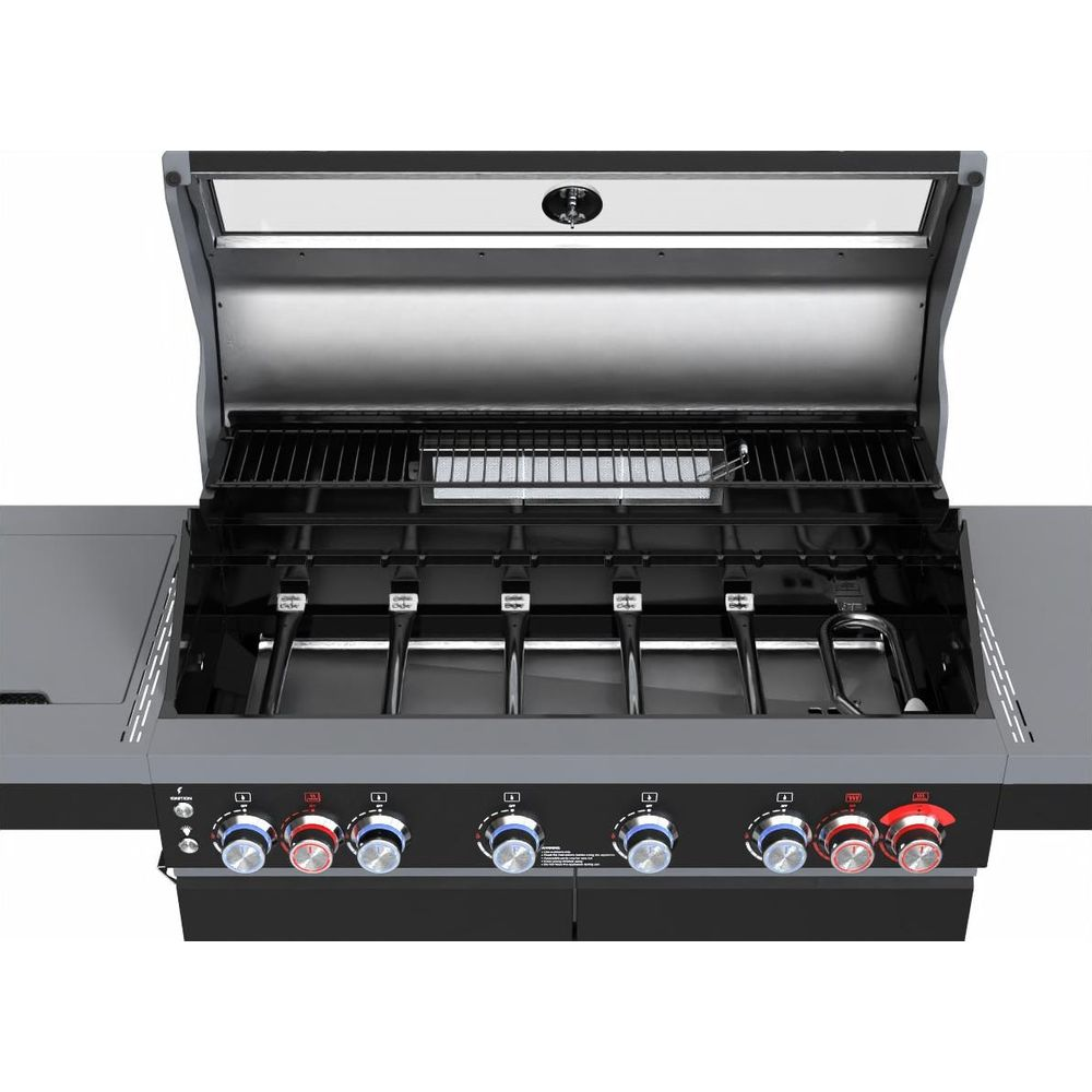 Ein aufklappbarer Gasgrill mit sechs Brennern, silberner Haube und schwarzer Vorderseite.