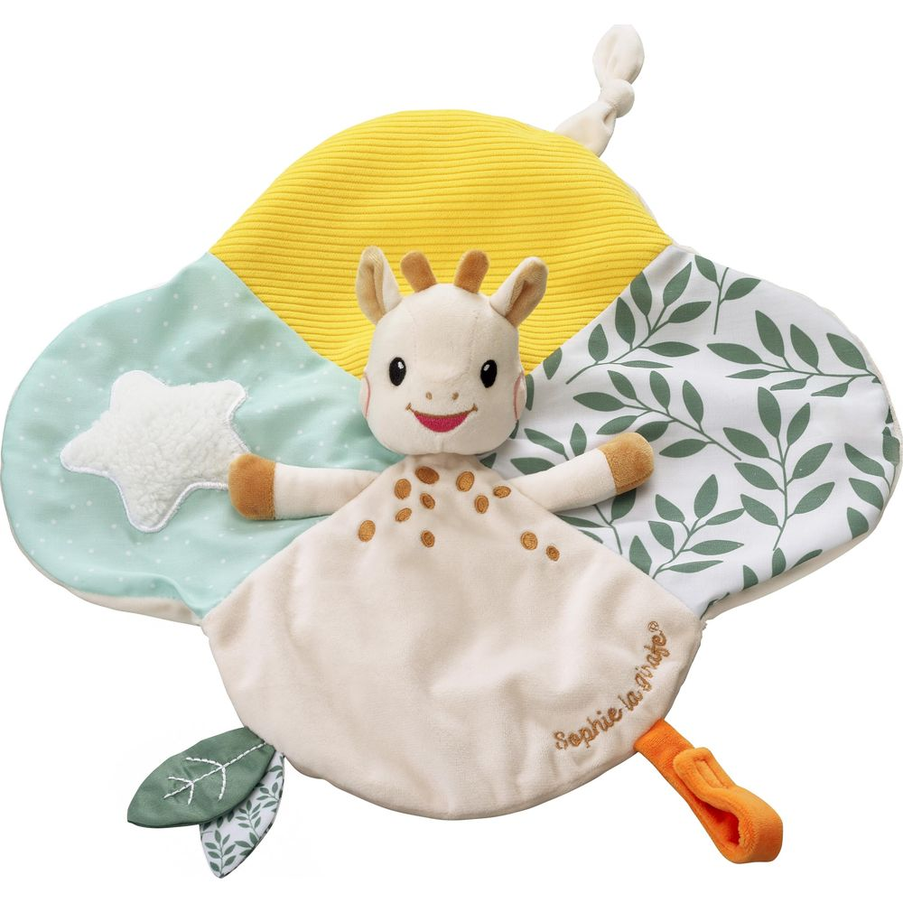 Une peluche Sophie la girafe avec un haut jaune, des motifs de feuilles et une étoile.