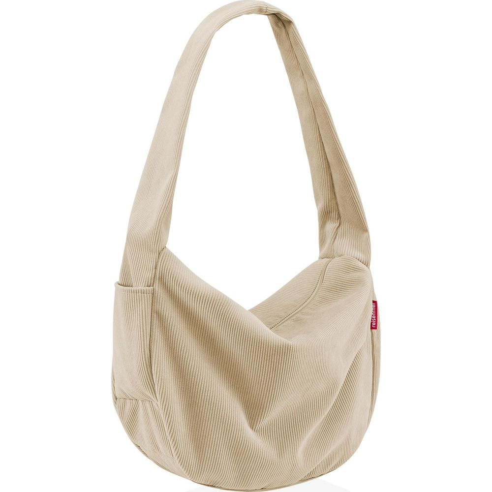 Eine beige Kordeltasche mit einem langen Riemen, die über der Schulter getragen wird.
