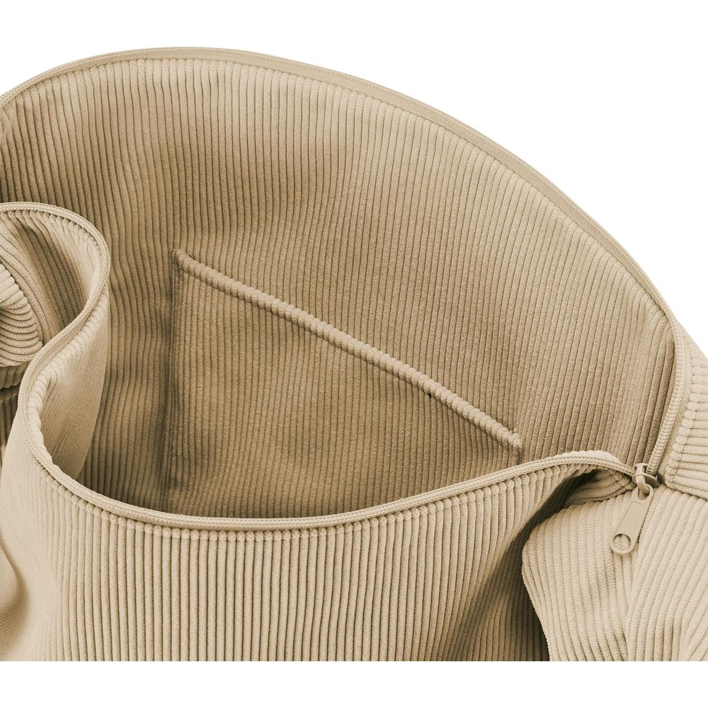 Nahaufnahme einer hellbraunen Kordtasche mit vertikalen Rippen und einem Reißverschluss.