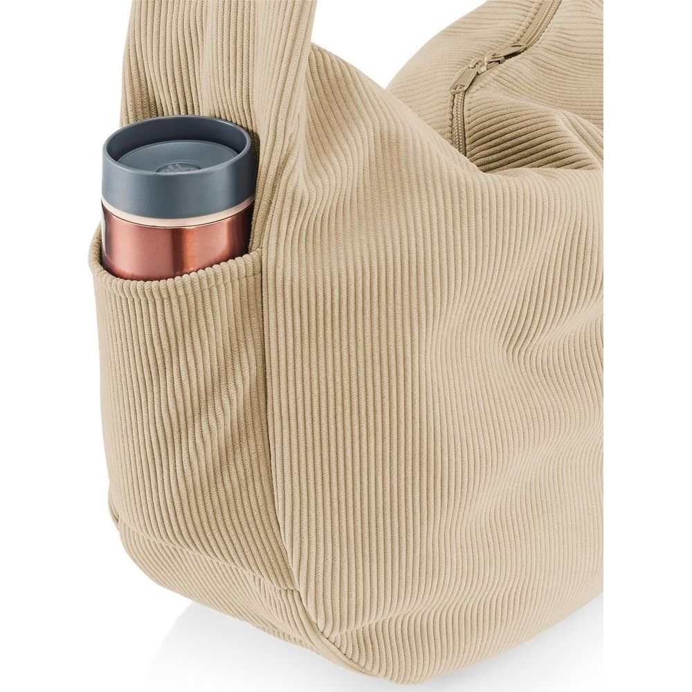 Eine beige Cordtasche mit einer Außentasche, in der eine kupferfarbene Flasche mit grauer Kappe steckt.
