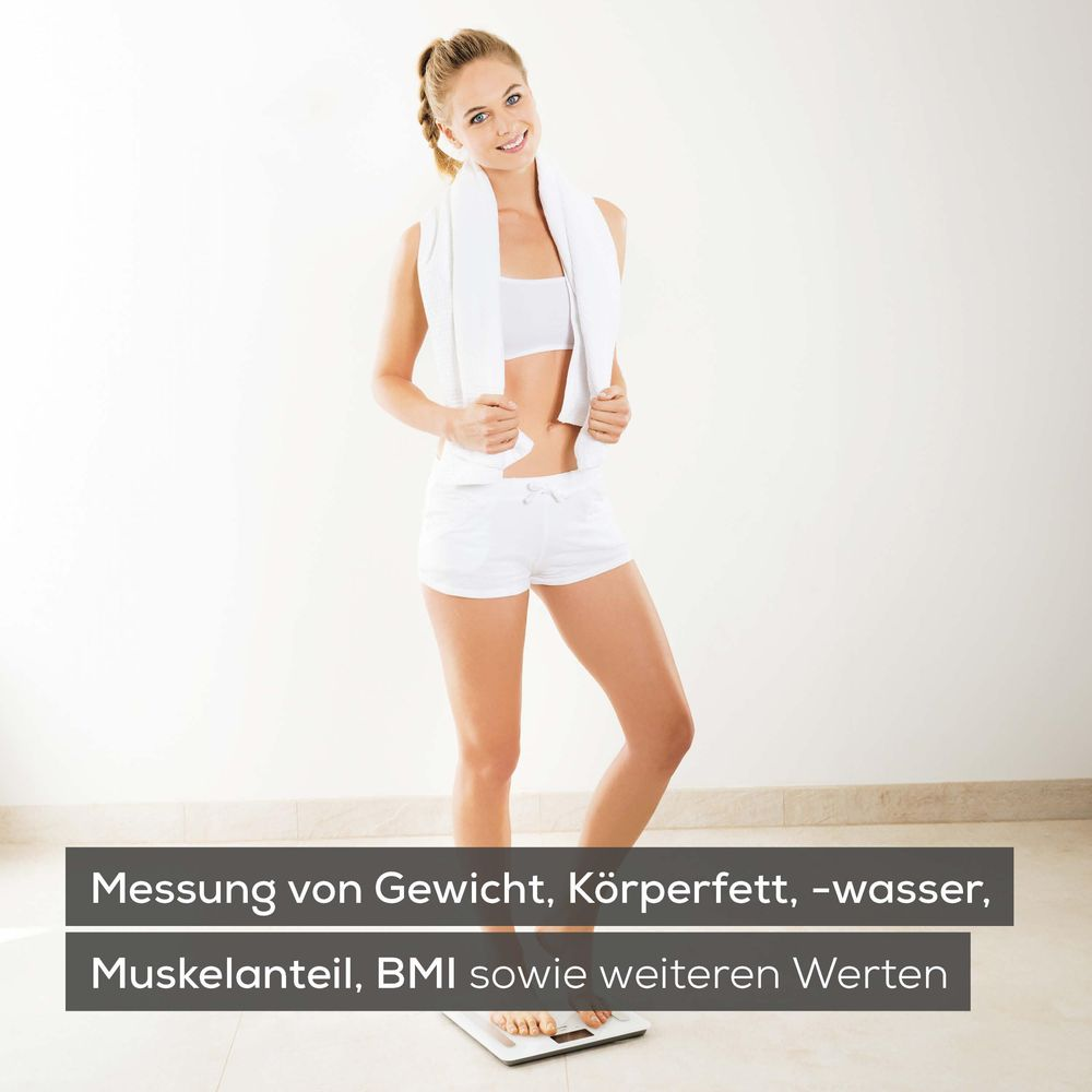 Frau in weißer Sportkleidung auf Waage, Handtuch um den Hals. Text: Messung von Gewicht, Körperfett, -wasser, Muskelanteil, BMI.
