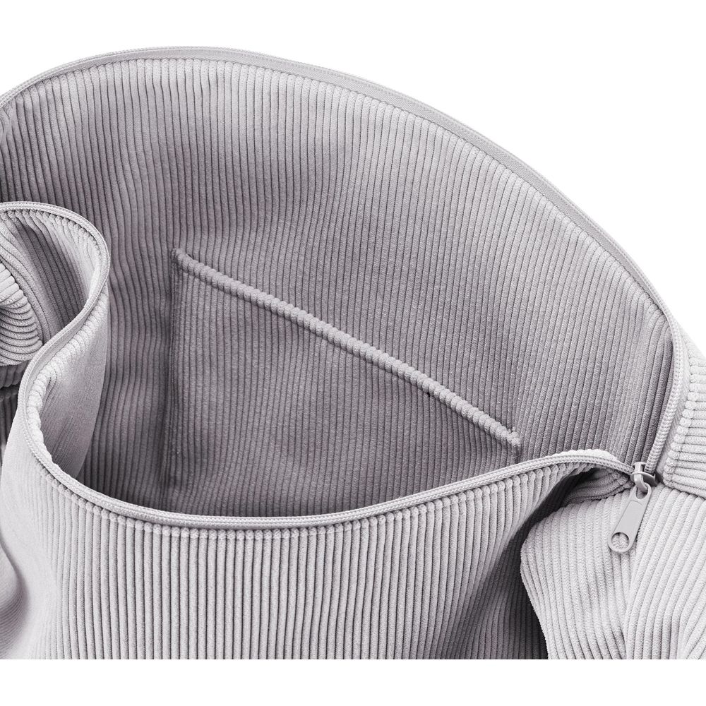 Graue Tasche aus geripptem Stoff mit offenem Hauptfach und Reißverschluss.