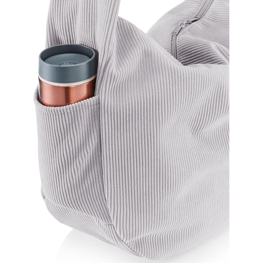 Graue Cordtasche mit Seitentasche, in der eine Kupfer- und graue Wasserflasche steckt.