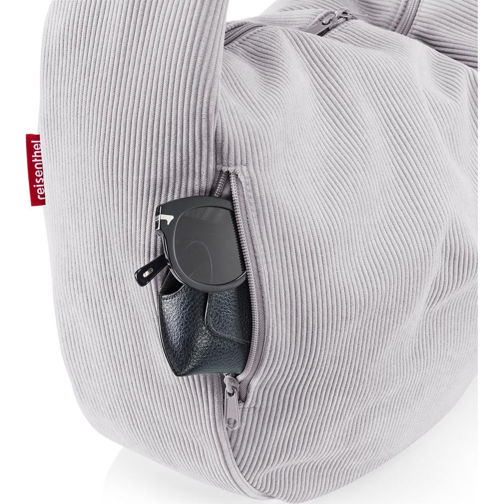Graue Kordtasche mit Sonnenbrille und Etui in einer Reißverschlusstasche.