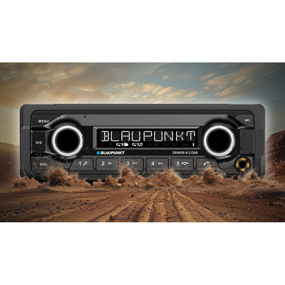 Ein Autoradio mit Blaupunkt-Logo steht im Sand, mit Bergen im Hintergrund.