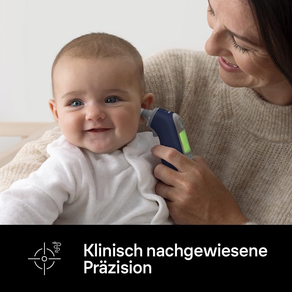 Kobieta mierzy temperaturę ucha dziecka niebieskim termometrem.