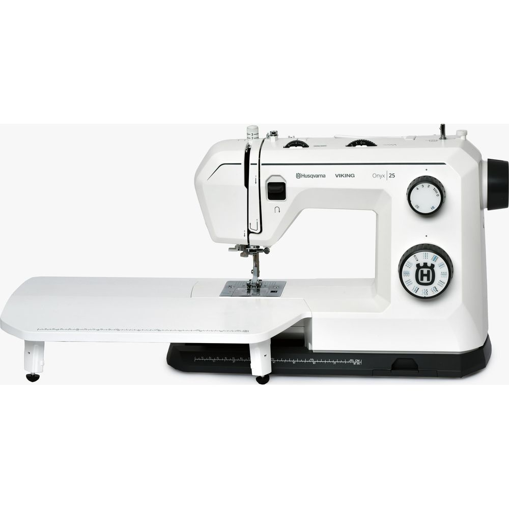 Eine weiße Nähmaschine mit Anbauteil steht auf einem weißen Hintergrund.