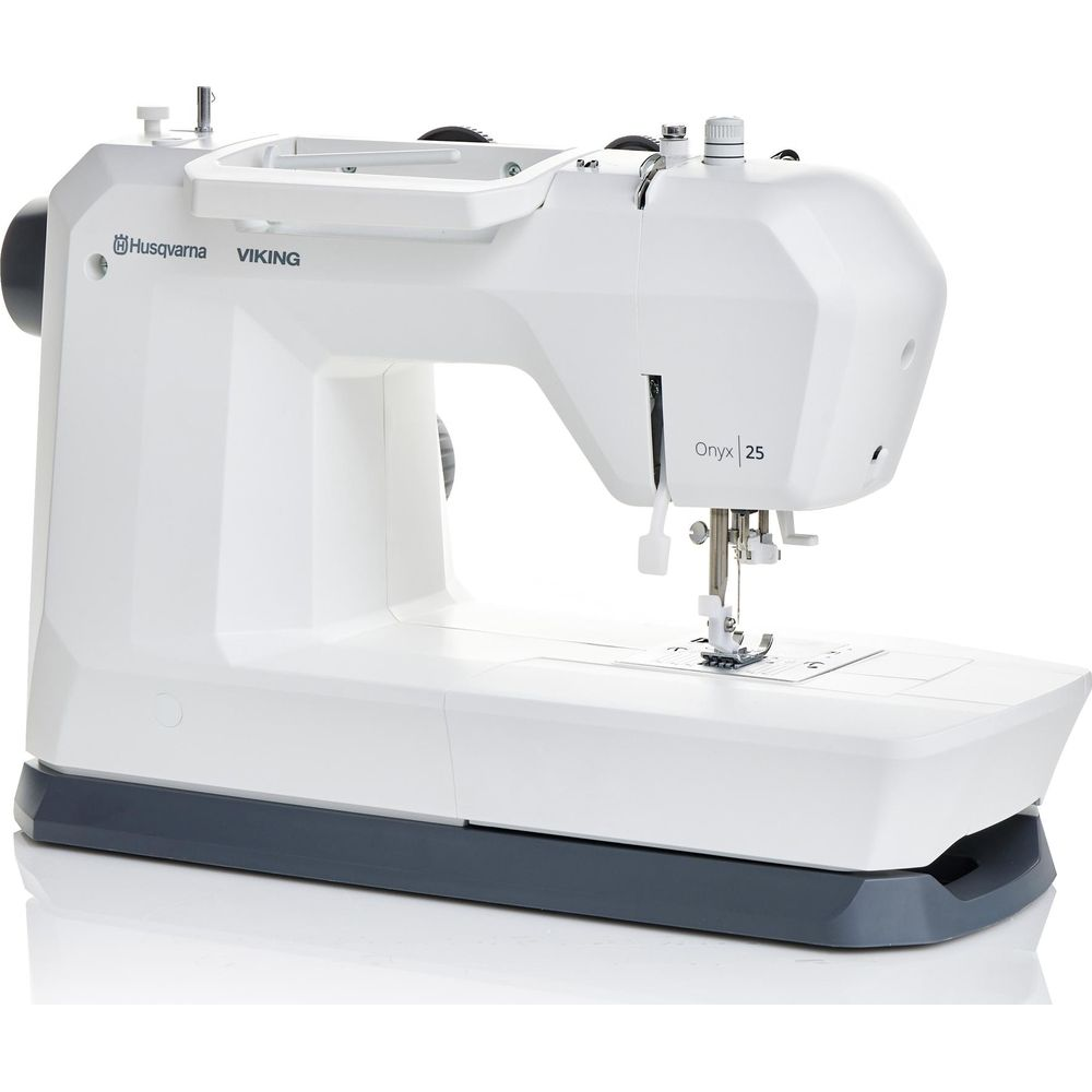 Weiße Nähmaschine von Husqvarna Viking, Modell Onyx 25, mit grauer Basis.