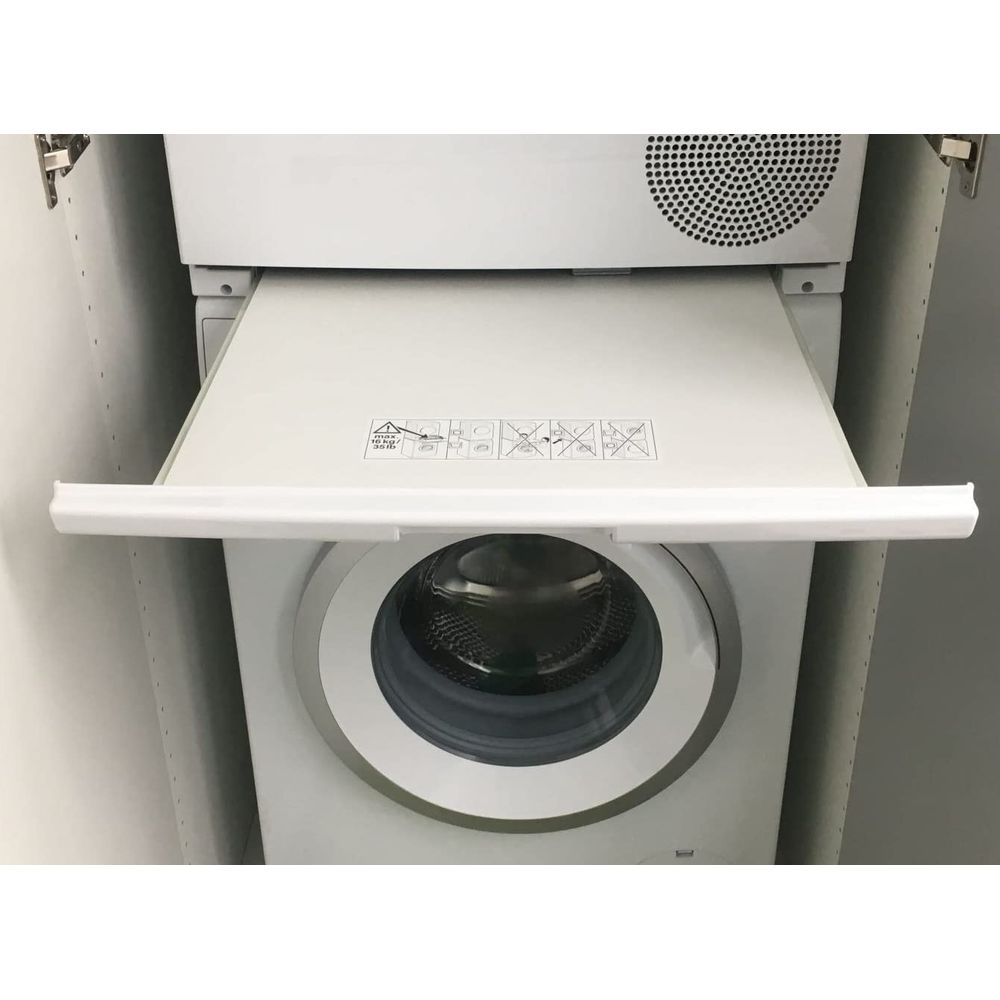 Una lavatrice bianca con un cassetto estraibile e un'asciugatrice sopra.
