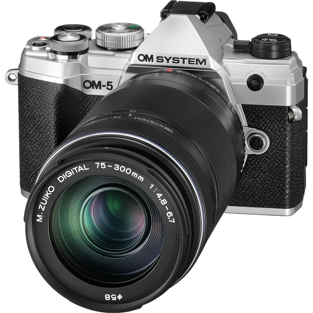 Zilveren OM SYSTEM OM-5 camera met een zwarte M. ZUIKO DIGITAL 75-300mm lens.