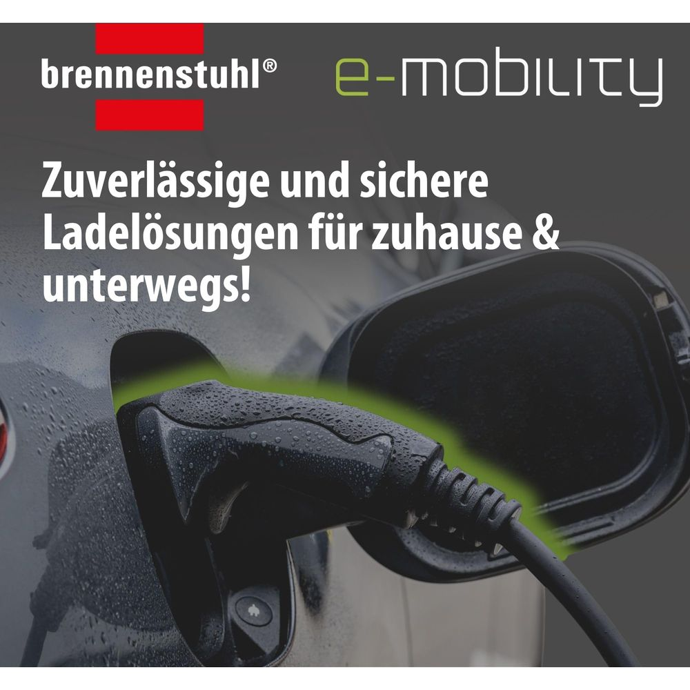 Elektrikli araç şarj fişi porta takılı. Metin: brennenstuhl e-mobility