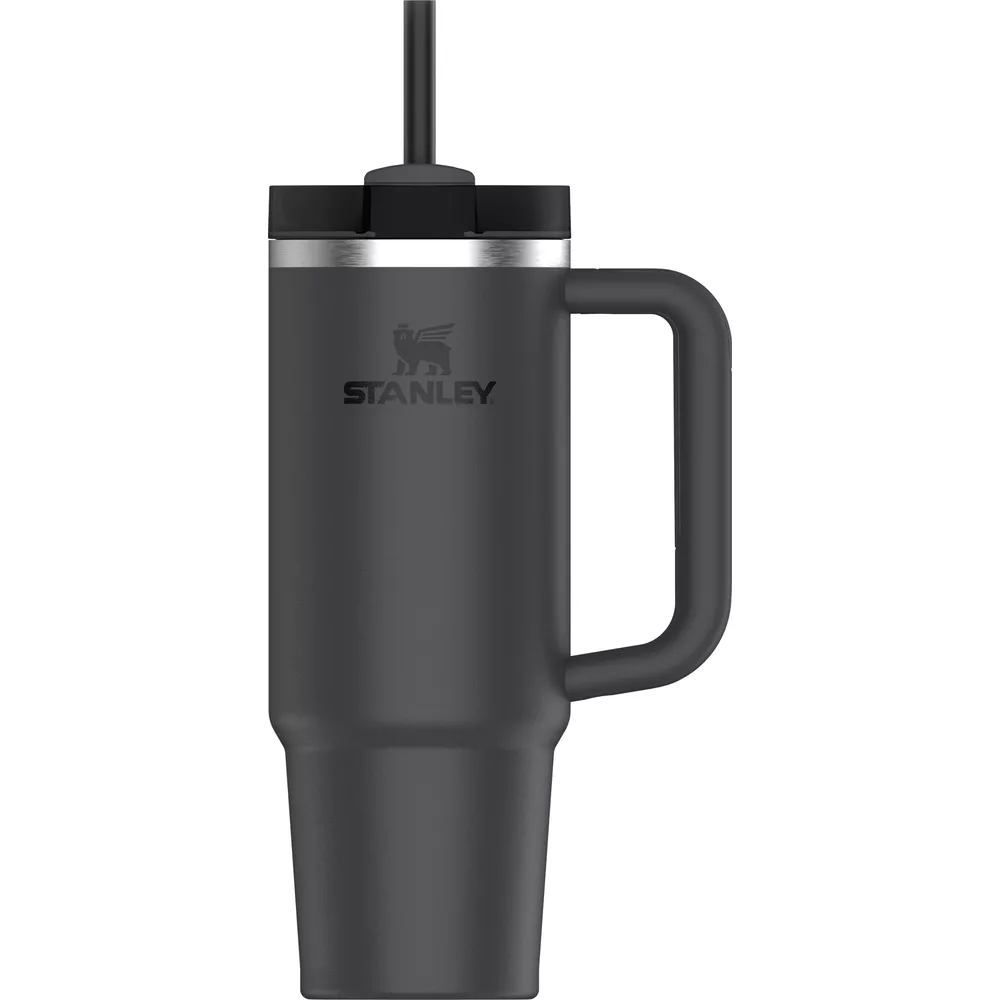 Büyük bir sapa sahip, siyah kapaklı ve pipetli, koyu gri Stanley termos bardak.